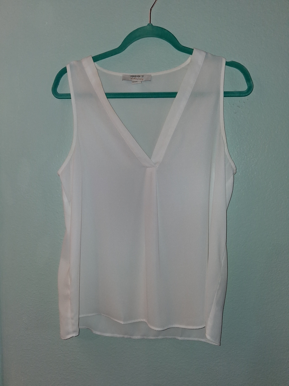 Forever 21 White V-Neck Sleeveless Blouse | Size M